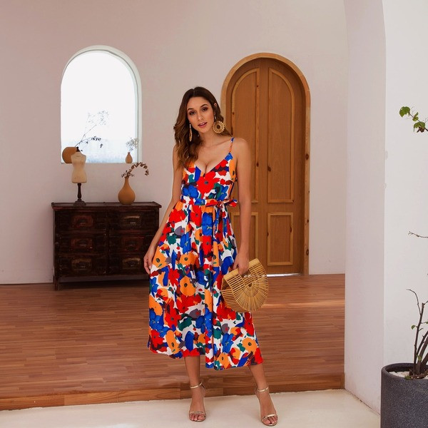 Modern női ruha szabású modell virágmotívumokkal, két színben