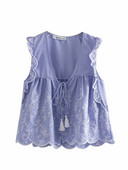 V-nyakú felső nyakkendővel és hímzéssel