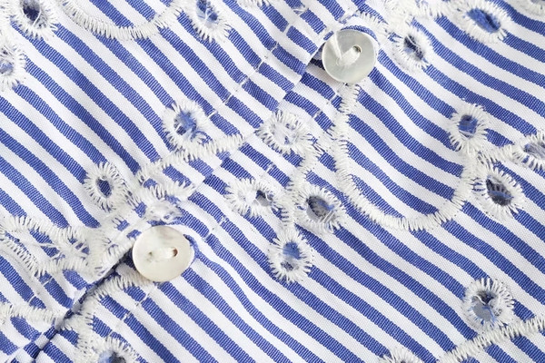 V-nyakú felső nyakkendővel és hímzéssel