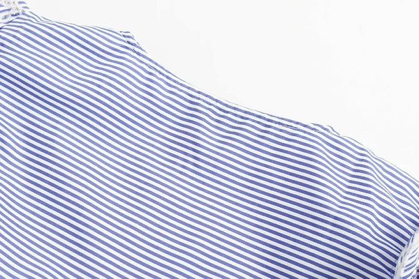 V-nyakú felső nyakkendővel és hímzéssel