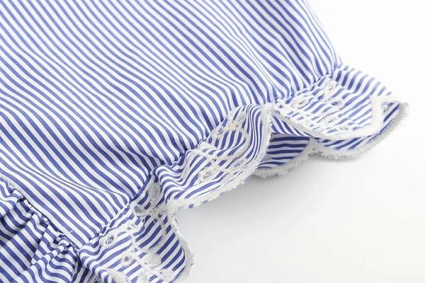 V-nyakú felső nyakkendővel és hímzéssel