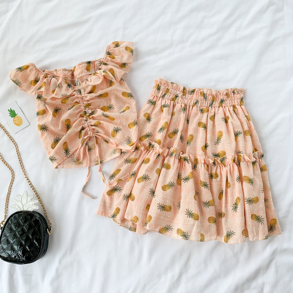 Κομψό και μοντέρνο γυναικείο σετ δύο τεμαχίων με εφαρμογή