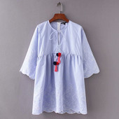 Női csíkos ruha nyakkendővel és kék hímzéssel