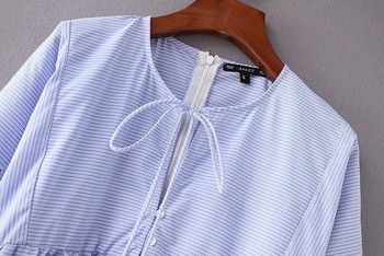 Női csíkos ruha nyakkendővel és kék hímzéssel