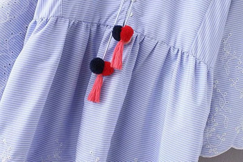 Női csíkos ruha nyakkendővel és kék hímzéssel