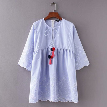 Női csíkos ruha nyakkendővel és kék hímzéssel