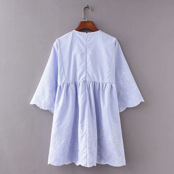 Női csíkos ruha nyakkendővel és kék hímzéssel