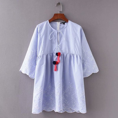 Női csíkos ruha nyakkendővel és kék hímzéssel