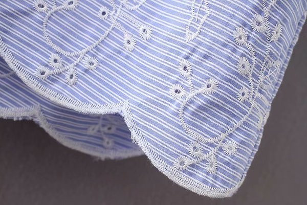 Női csíkos ruha nyakkendővel és kék hímzéssel