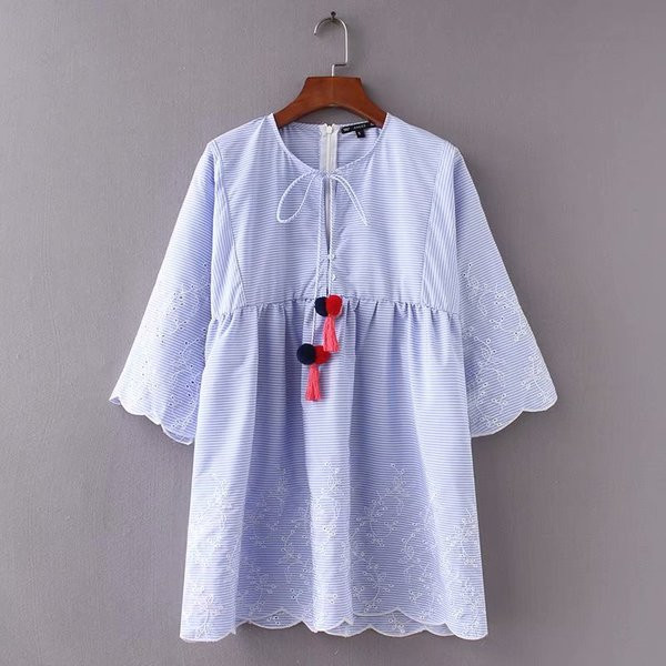 Női csíkos ruha nyakkendővel és kék hímzéssel