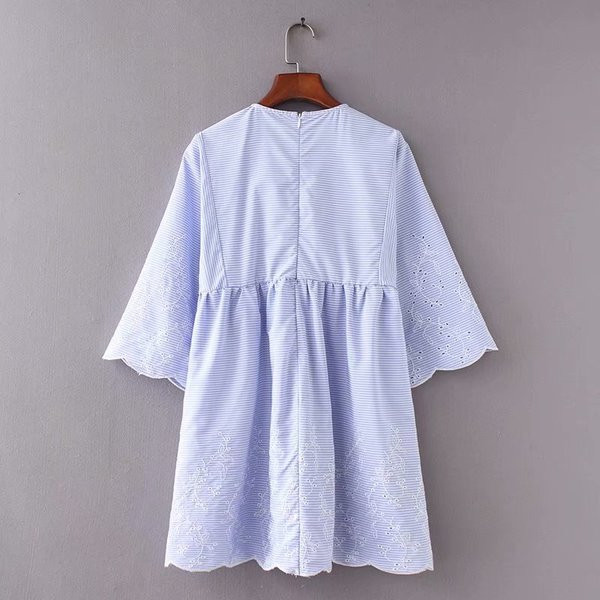 Női csíkos ruha nyakkendővel és kék hímzéssel