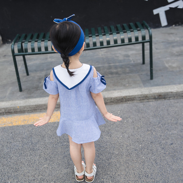 Jelenlegi kék színű, gombos gyerekruha