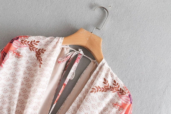 Női hosszú ujjú sifonruha V-nyakú, gumírozott derékkal