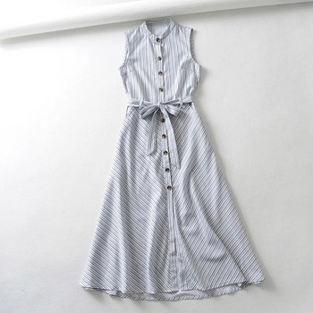 Hosszú csíkos ruha gombokkal és megkötővel a derekán