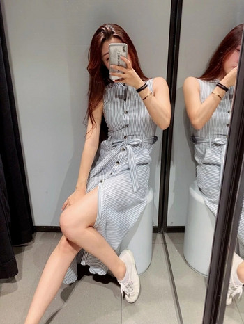 Hosszú csíkos ruha gombokkal és megkötővel a derekán