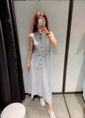 Hosszú csíkos ruha gombokkal és megkötővel a derekán