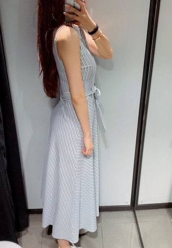 Hosszú csíkos ruha gombokkal és megkötővel a derekán