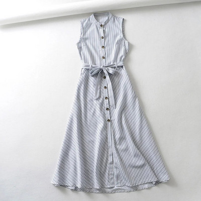 Hosszú csíkos ruha gombokkal és megkötővel a derekán