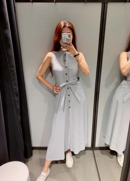 Hosszú csíkos ruha gombokkal és megkötővel a derekán