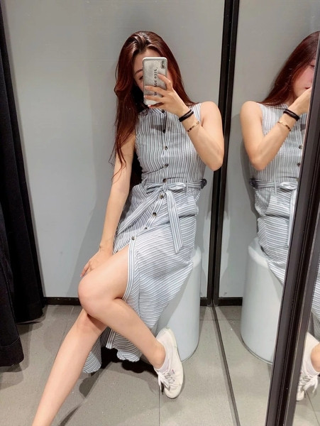 Hosszú csíkos ruha gombokkal és megkötővel a derekán