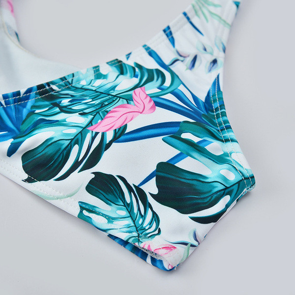 Модерен дамски бански костюм от две части в бял цвят с флорални мотиви