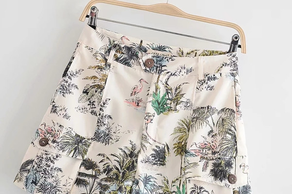 Női rövidnadrág, fehér és mintás oldalzsebekkel