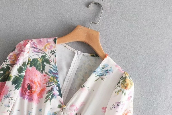 Női sifon jumpsuit V-nyakú és hosszú ujjú fehér és virágmintás