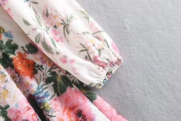 Női sifon jumpsuit V-nyakú és hosszú ujjú fehér és virágmintás