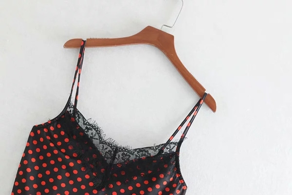 Modern, vékony pántokkal és csipkével ellátott felső, két színben