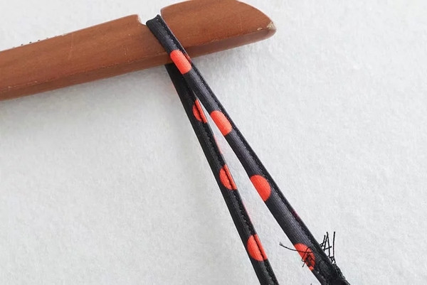 Modern, vékony pántokkal és csipkével ellátott felső, két színben