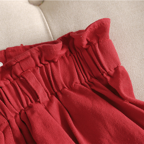 Pantaloni scurți de damă cu buzunare laterale în negru, roșu și alb