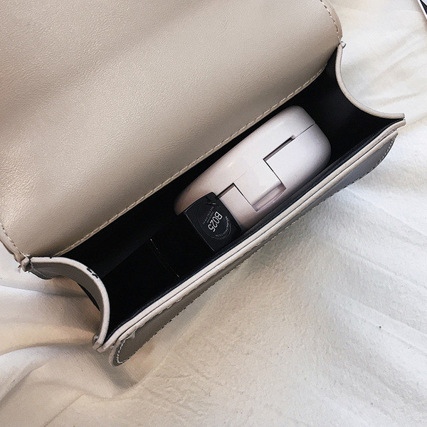 Modern női táska fém díszítéssel, négy színben