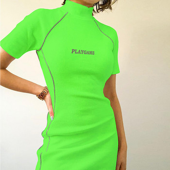 Rochie de damă cu mâneci scurte și inscripție în portocaliu și verde