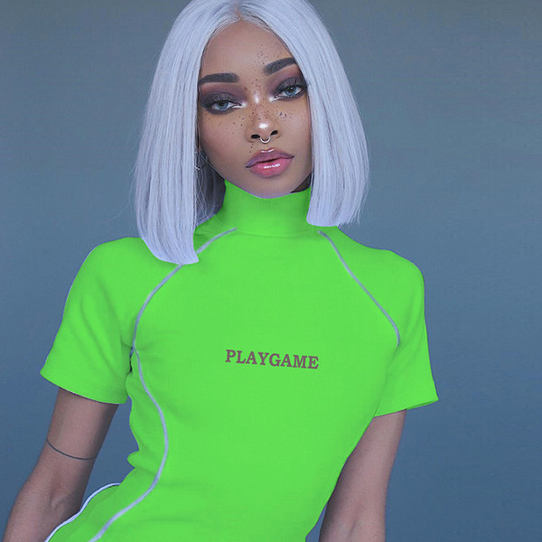 Rochie de damă cu mâneci scurte și inscripție în portocaliu și verde