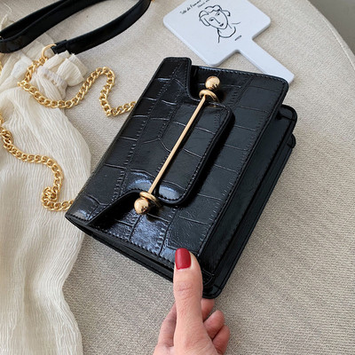 Női bőr táska hosszú füllel több színben