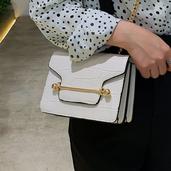 Női bőr táska hosszú füllel több színben