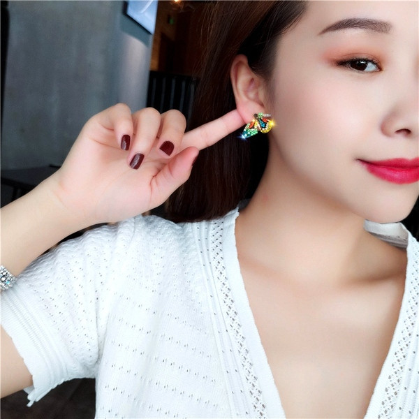 Stílusos női fülbevaló - két színben kövekkel