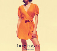 Alkalmi ruha V-kivágással és derékkötővel