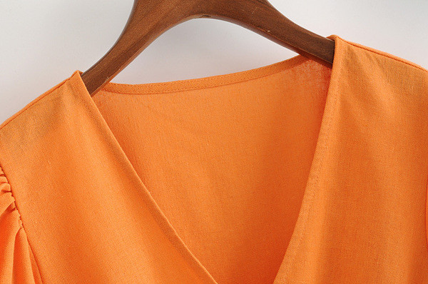 Alkalmi ruha V-kivágással és derékkötővel