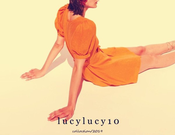 Alkalmi ruha V-kivágással és derékkötővel