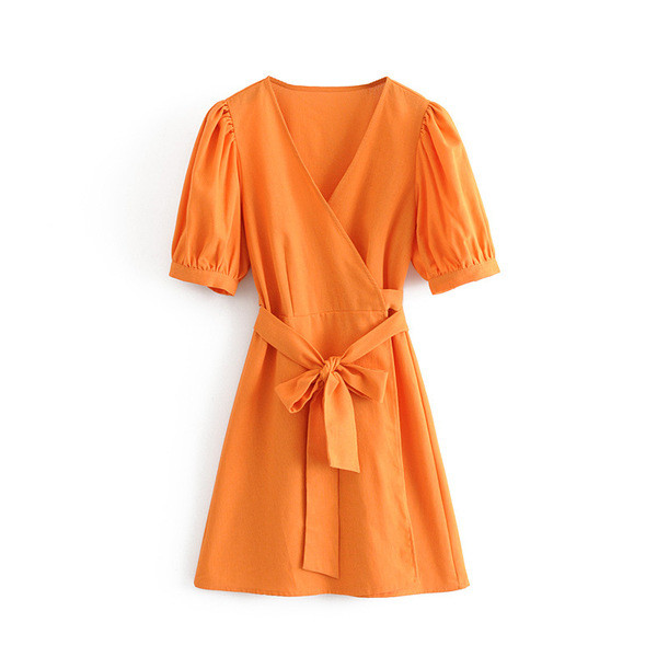 Alkalmi ruha V-kivágással és derékkötővel