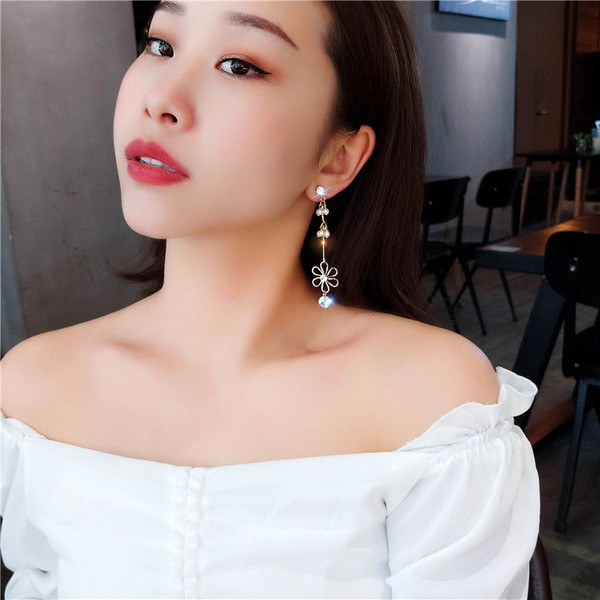 Arany színű női fülbevaló - gyöngyökkel és kövekkel