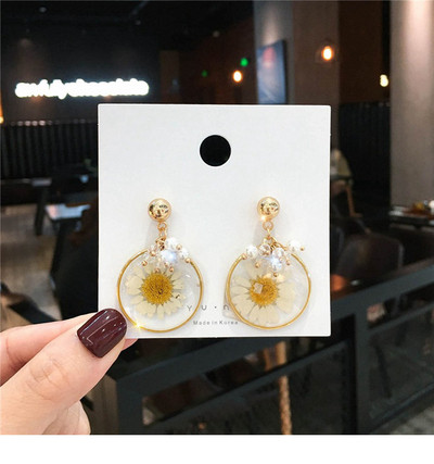 Fehér és sárga női fülbevaló gyöngyökkel