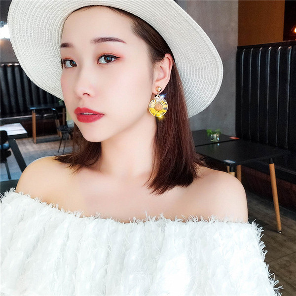 Fehér és sárga női fülbevaló gyöngyökkel