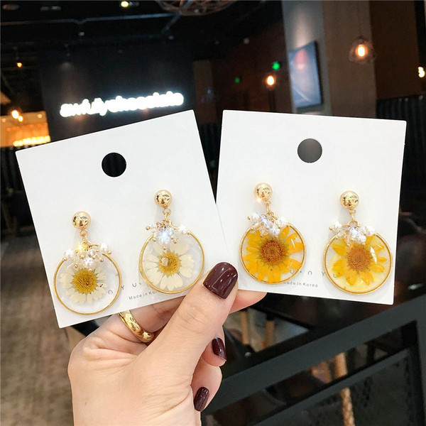 Fehér és sárga női fülbevaló gyöngyökkel