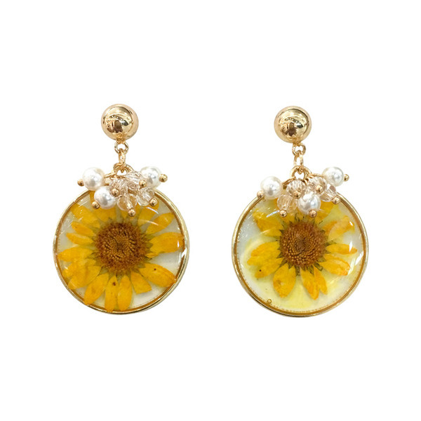 Fehér és sárga női fülbevaló gyöngyökkel