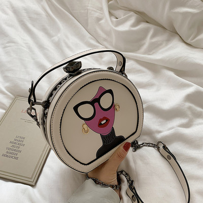 Stílusos kézitáska rátéttel és díszítő kövekkel több színben