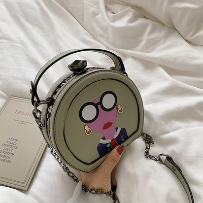 Stílusos kézitáska rátéttel és díszítő kövekkel több színben