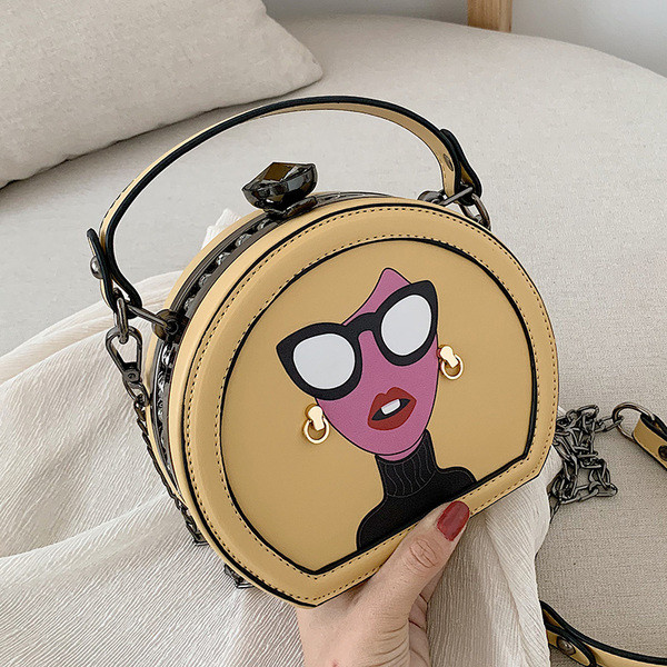 Stílusos kézitáska rátéttel és díszítő kövekkel több színben