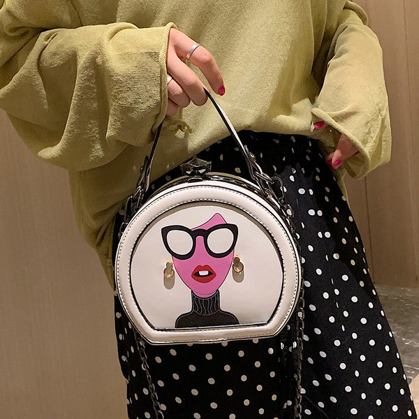 Stílusos kézitáska rátéttel és díszítő kövekkel több színben